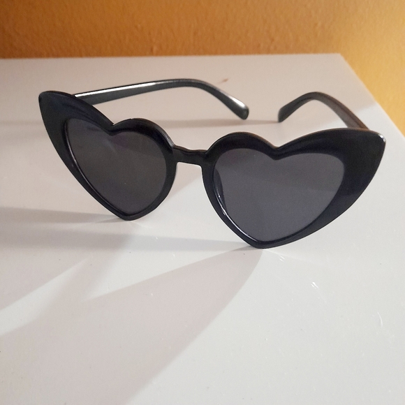 ● Heart Shaped Frame Sunglasses - Picture 10 of 14